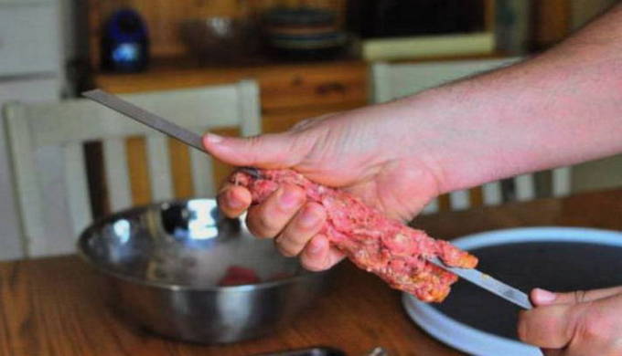 Люля-кебаб из фарша свинины на мангале — 5 рецептов приготовления