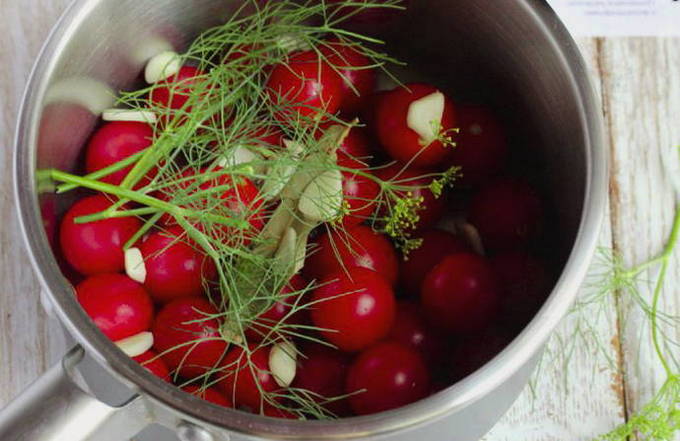 Маринованные помидоры с чесноком и зеленью быстрого приготовления – 7 пошаговых рецептов