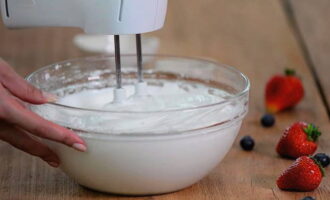 Меренговый рулет с клубникой — 5 пошаговых рецептов приготовления