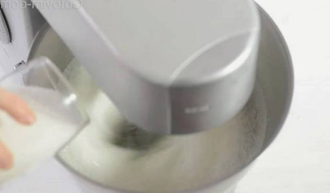Меренговый рулет с клубникой — 5 пошаговых рецептов приготовления