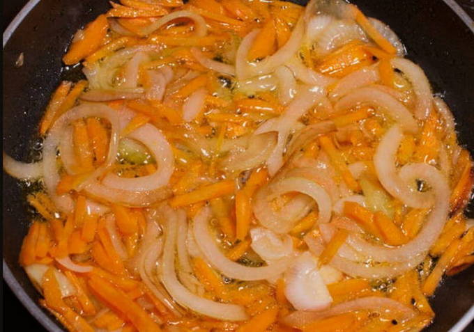 Минтай с луком и морковью на сковороде — 7 пошаговых рецептов