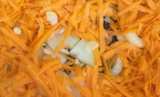 Минтай с луком и морковью на сковороде — 7 пошаговых рецептов
