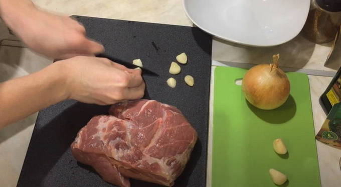 Мясо в духовке — 10 вкусных рецептов