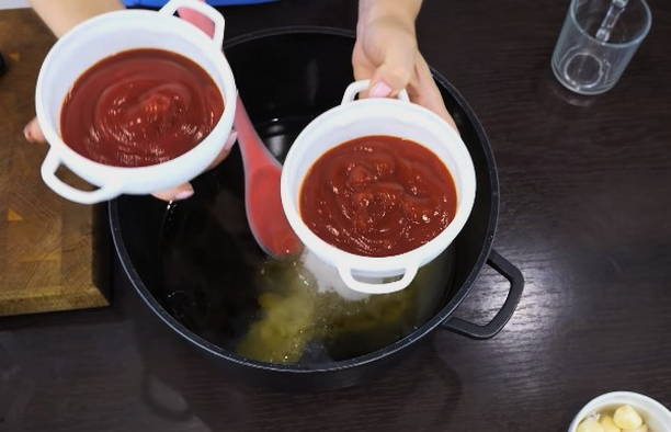 Огурцы с томатной пастой на зиму — 6 обалденных рецептов в банках