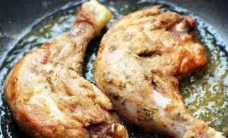 Окорочка на сковороде — 8 вкусных рецептов куриных окорочков
