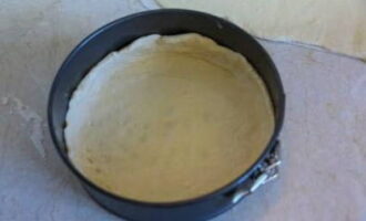Пирог из слоеного теста в вишней