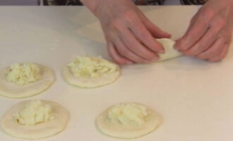 Пирожки с картошкой в духовке — 7 пошаговых рецептов