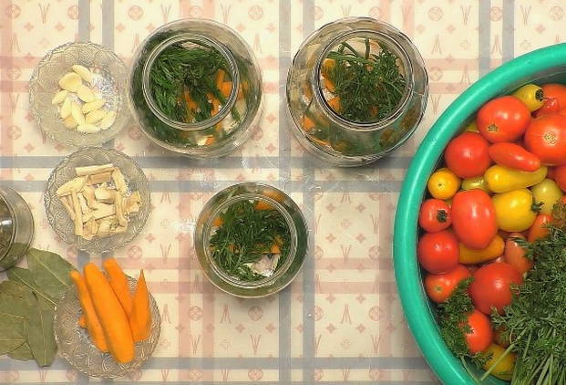 Помидоры с морковной ботвой на зиму — 8 самых вкусных рецептов