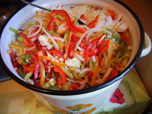 Салат из капусты, перца и моркови на зиму – 5 пошаговых рецептов