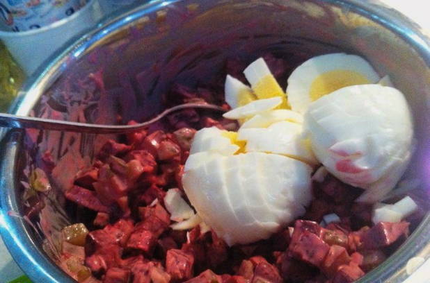 Салат из свеклы — 10 вкусных и простых рецептов
