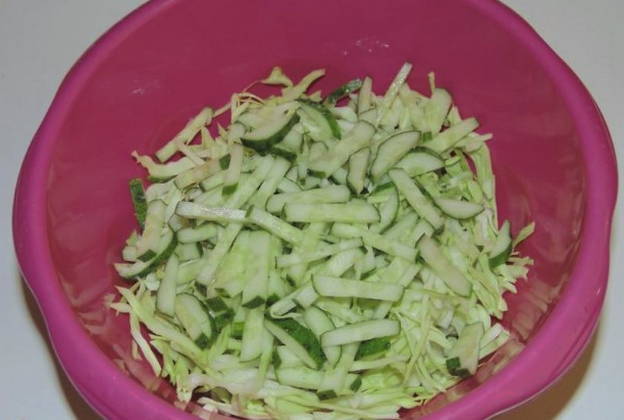 Салат из свежей капусты — 10 очень вкусных рецептов