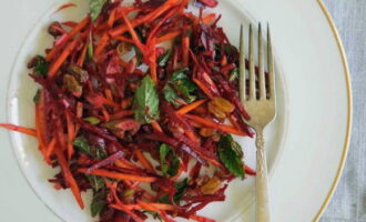 Салат из сырой свеклы — 8 очень вкусных рецептов