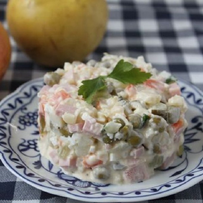 Салат Оливье с колбасой и горошком классический