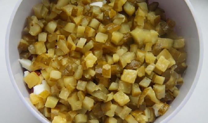 Салат Оливье с колбасой и горошком классический
