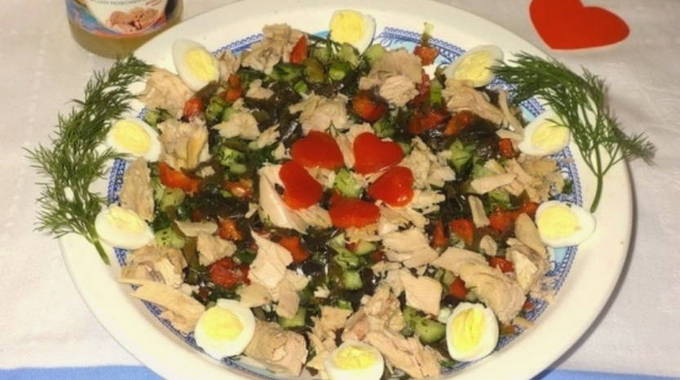 Салат с консервированным тунцом и яйцом