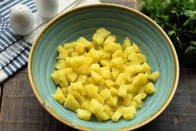 Салат с консервированным тунцом и яйцом