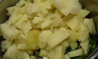 Салат с копченой колбасой — 8 вкусных рецептов