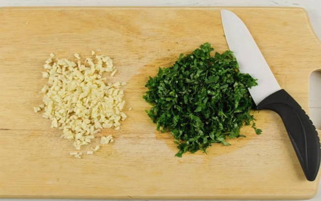 Салат с копченой колбасой — 8 вкусных рецептов
