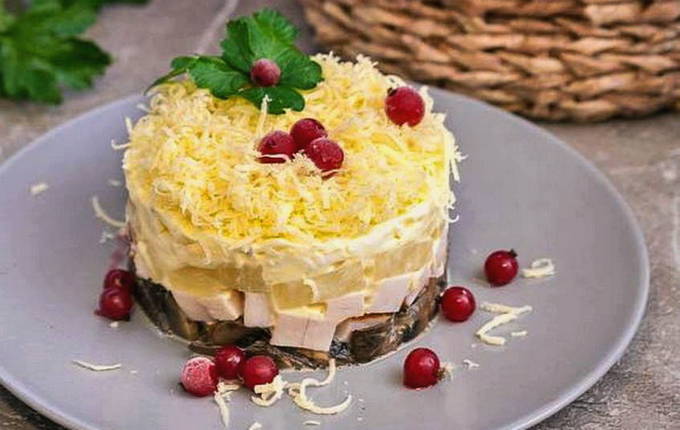 Салат с курицей и ананасом — 10 вкусных и простых рецептов