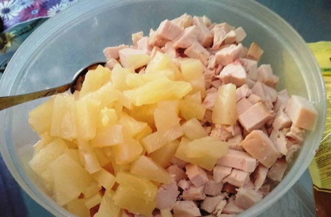 Салат с курицей и ананасом — 10 вкусных и простых рецептов