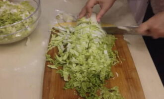 Салат с пекинской капустой и кукурузой — 10 пошаговых рецептов