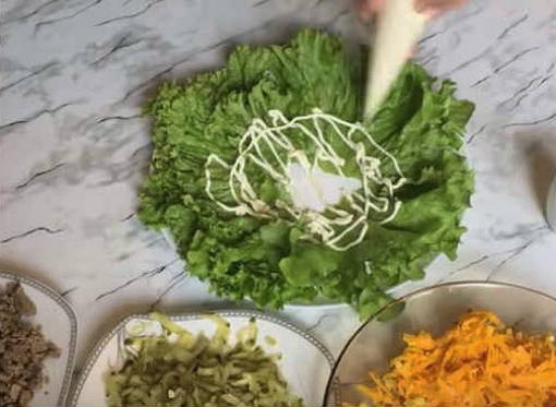 Салат с солеными огурцами — 10 вкусных и простых рецептов