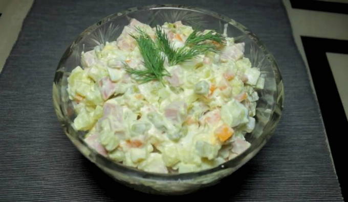 Салат с солеными огурцами — 10 вкусных и простых рецептов