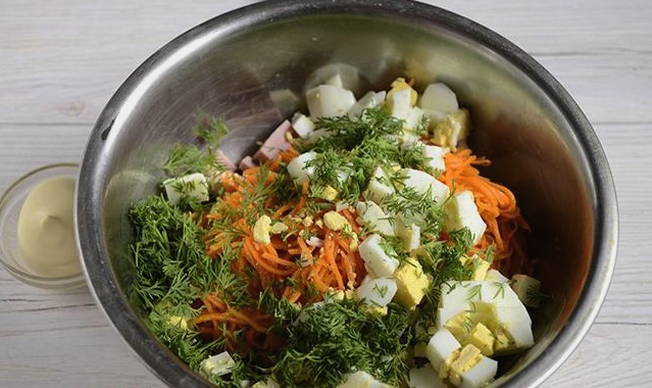 Салат с сухариками — 10 простых и вкусных рецептов