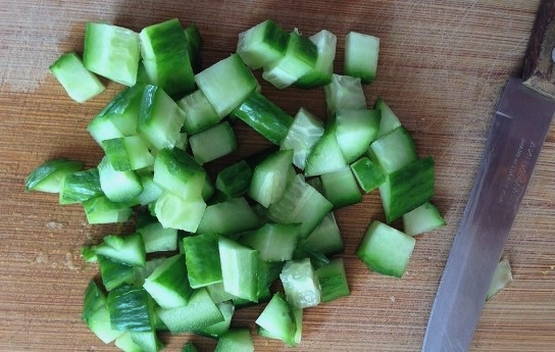 Салат с сухариками — 10 простых и вкусных рецептов