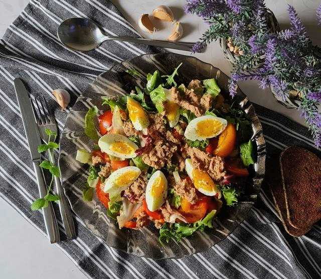 Салаты с консервированным тунцом — 10 простых и вкусных рецептов
