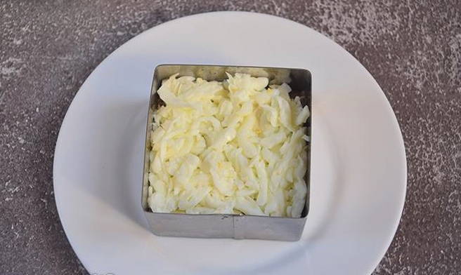 Салаты со шпротами — 10 очень вкусных рецептов