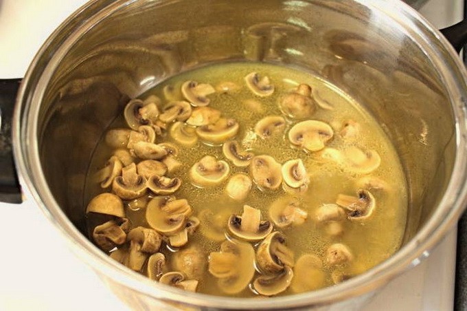 Солянка с капустой и грибами на зиму — 6 пошаговых рецептов