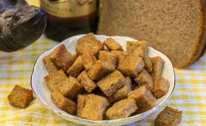 Сухарики в духовке – 10 вкусных рецептов
