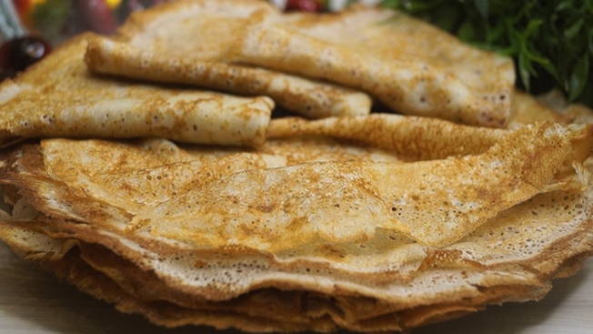 Блины на молоке с кипятком — 8 рецептов тонких блинчиков с дырочками