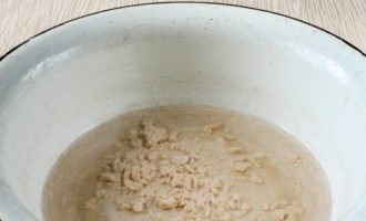 Булочки из дрожжевого теста в духовке — 10 вкусных и простых пошаговых рецептов