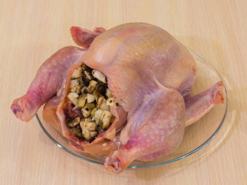 Фаршированная курица — 10 рецептов в духовке
