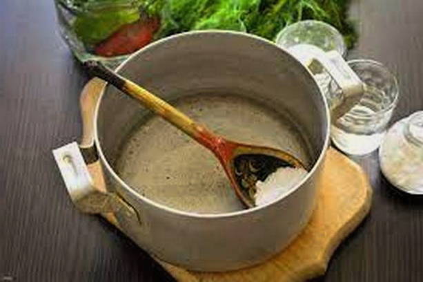 Хрустящие классические малосольные огурцы в кастрюле с холодной водой, рассолом — 7 рецептов приготовления
