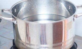 Хрустящие классические малосольные огурцы в кастрюле с холодной водой, рассолом — 7 рецептов приготовления