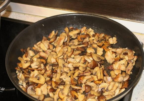 Курица с грибами в сметанном соусе — 6 рецептов на сковороде, в духовке