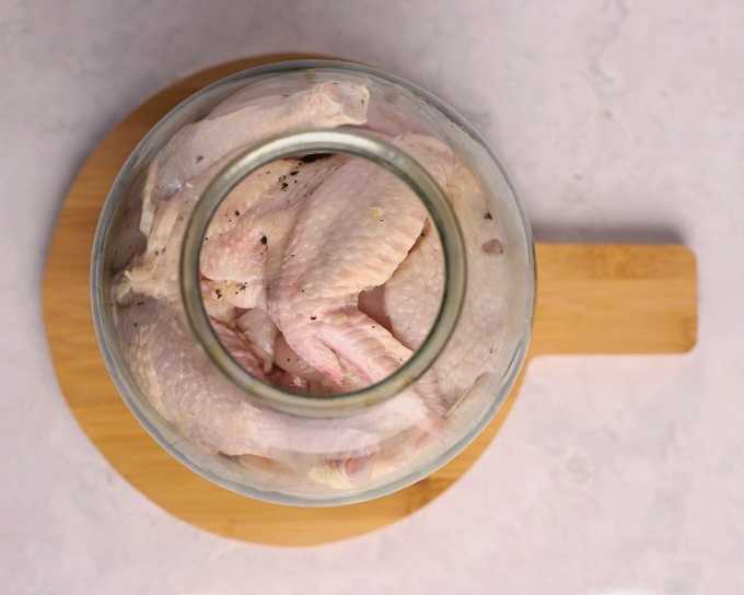 Курица в банке в духовке — 5 пошаговых рецептов приготовления