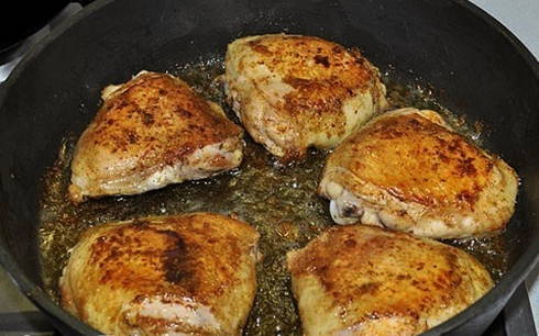 Куриные бедра на сковороде — 10 вкусных рецептов приготовления