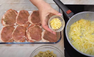 Мясо по-французски из свинины с сыром и грибами в духовке — 5 пошаговых рецептов
