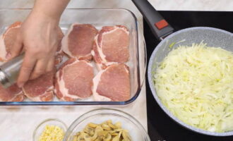 Мясо по-французски из свинины с сыром и грибами в духовке — 5 пошаговых рецептов