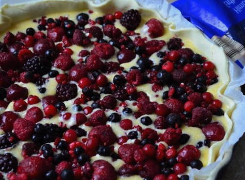 Пирог с замороженными ягодами — 10 рецептов в духовке
