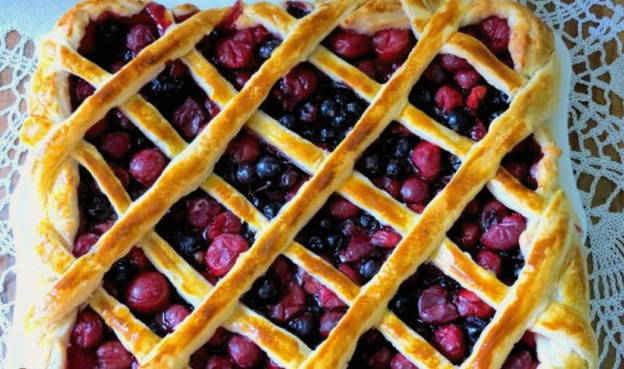 Пирог с замороженными ягодами — 10 рецептов в духовке