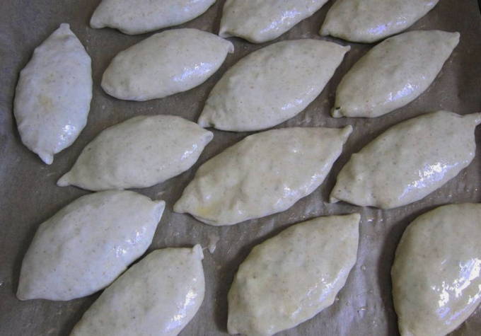 Пирожки с луком и яйцом — 10 пошаговых рецептов приготовления