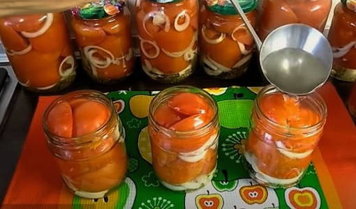 Помидоры с луком на зиму — 8 самых вкусных рецептов