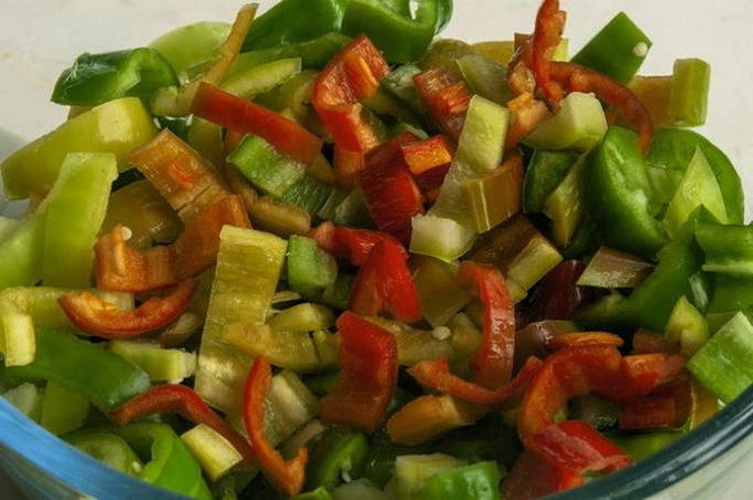 Салат из капусты, перца и помидоров на зиму — 5 пошаговых рецептов
