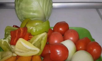 Салат из капусты, перца и помидоров на зиму — 5 пошаговых рецептов