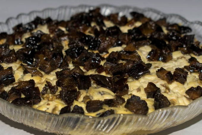 Салат из курицы с черносливом и грецкими орехами — 10 рецептов с сыром, огурцом, яйцом